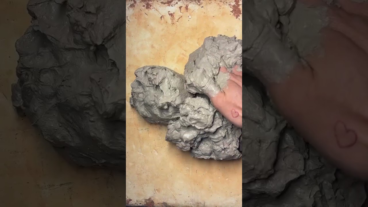 Peguei essa argila bem mole e coloquei na placa de gesso para absorver o excesso de água.