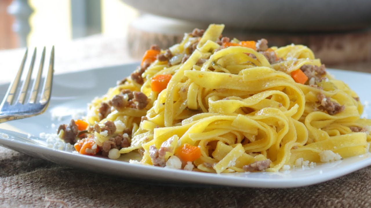 Tagliatelle al Ragù Bianco - Una ricetta gustosa e delicata - YouTube