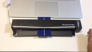 ScanSnap S1100で名刺を読み取る様子
