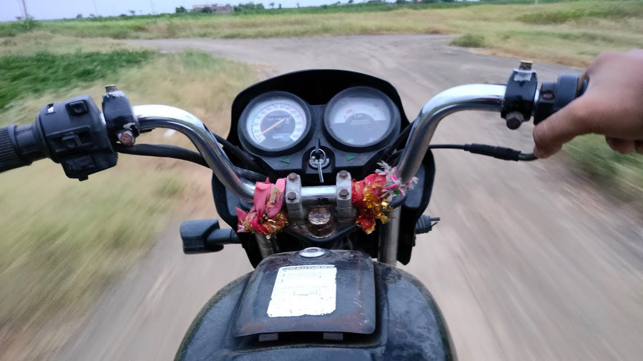 racing on hero Honda splendor plus.off-road,full throttle, racing on off-road.stunt on splendor plus