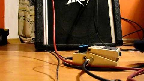 Boss dd-7 digital delay pedal - loop (Hold mode) demo