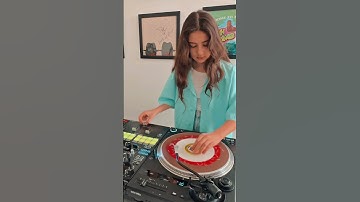 Thumbnail of Scratching on 7 inch vinyl record 🎚️🍩🔥  #djmichelle #vinyldj #scratchdj