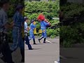 カラーコーンを担ぐ男性白バイ隊員、ミニカラーコーンをもつ女性白バイ隊員👮♀️🚨、【セーフティ★ライドフェス2026 七里ヶ浜海岸駐車場(神奈川県鎌倉市)】