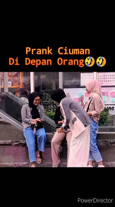 Romantis Prank kiss Tangan Cewek di Depan Orang banyak #shorts #romantic  #lucu #anjay #prank