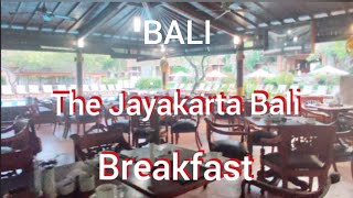 The Jayakarta Baliザ ジャヤカルタ バリ ホテルの 朝食をプールサイドのレストランで