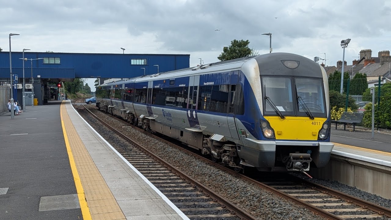 Trains at Lurgan station