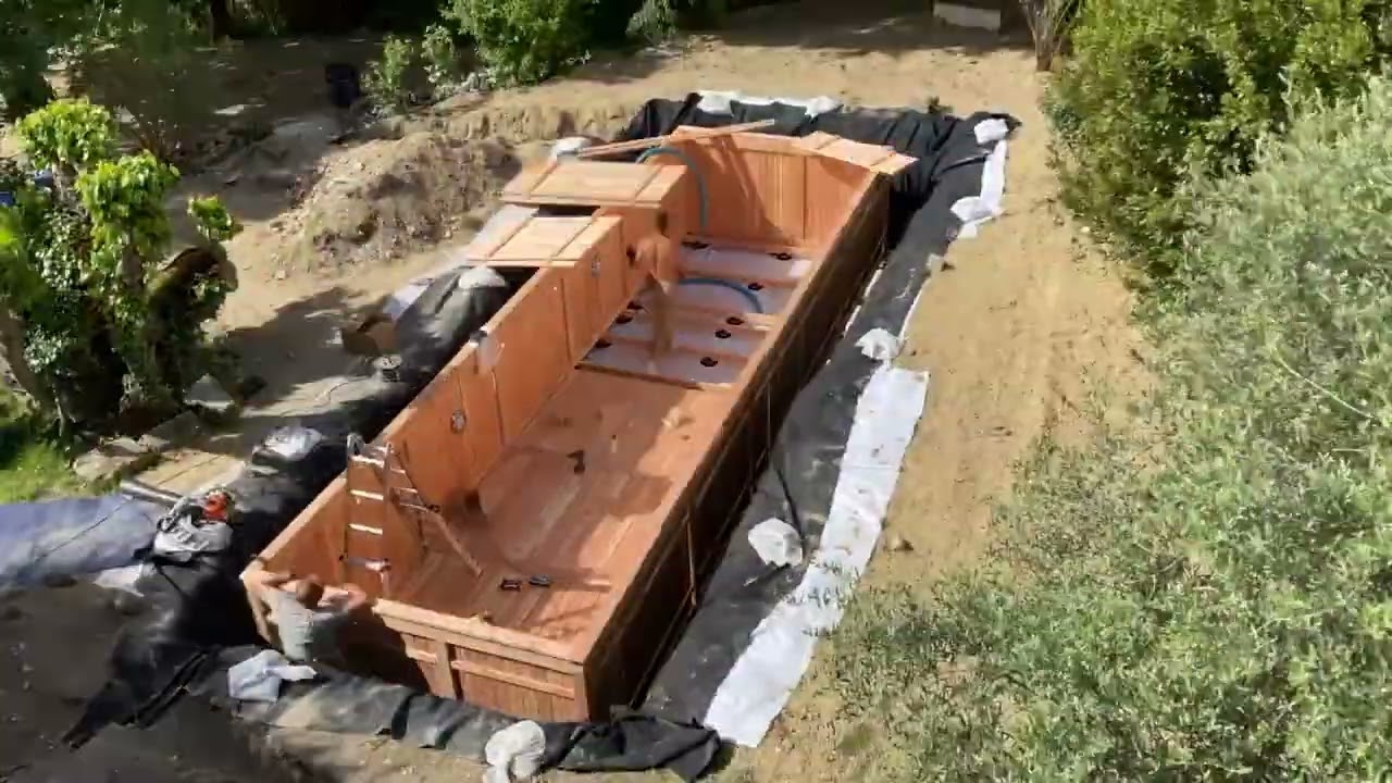Découvrez le chantier d'une piscine naturelle en bois immergé réalisée par notre partenaire du Gard