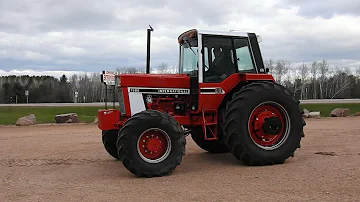 Kolik váží traktor IH 1586?