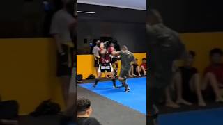 Amateur Fighter vs PRO Boxer 😳 Ends FAST!