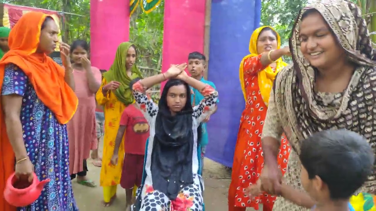 বিয়ের বাড়িতে খই খাওয়ার খেলা।