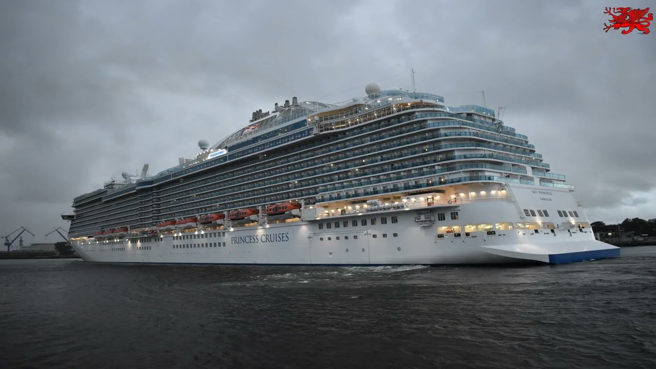 16.09.2026 Warnemünde: Das Kreuzfahrtschiff Sky Princess lief um 7 Uhr am Molenfeuer ein.