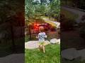 消防士から特別なプレゼントを貰った少年