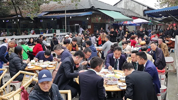 成都最大蒼蠅館，顧客坐滿河兩岸，上菜論車不論盤，三輪推啥你吃啥 - 天天要聞