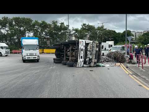 直擊 - (意外後現場) 葵涌貨車翻側2人受傷被困　鐵枝散落一地