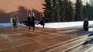 Смена караула на могиле неизвестного солдата. Change of guard at the grave of an unknown soldier.