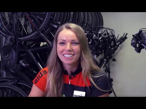 Viktoria ist Biking Guide bei AIDA