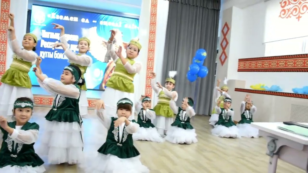 брюнетканы жопаға сиғызып, қуыршақтың тәтті еріндерін сүйеді