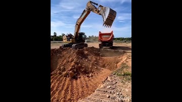 #shorts 𝐁𝐢𝐠 𝐛𝐮𝐜𝐤𝐞𝐭 𝐦𝐨𝐯𝐢𝐧𝐠 𝐛𝐚𝐜𝐤𝐰𝐚𝐫𝐝𝐬 #ytshort #heavyequipment #viral #earthmovers @machines711