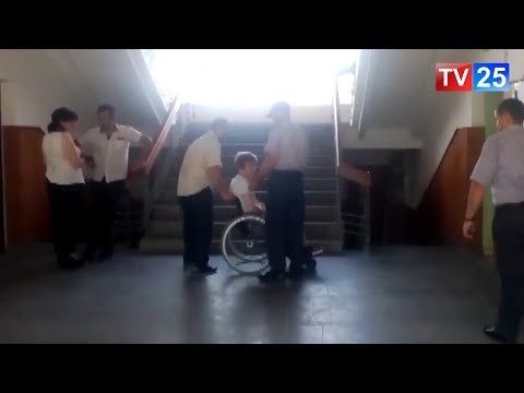 ხულოს მერიაში, შენობის მეორე სართულზე შშმპ პოლიციელის დახნარებით აყავთ