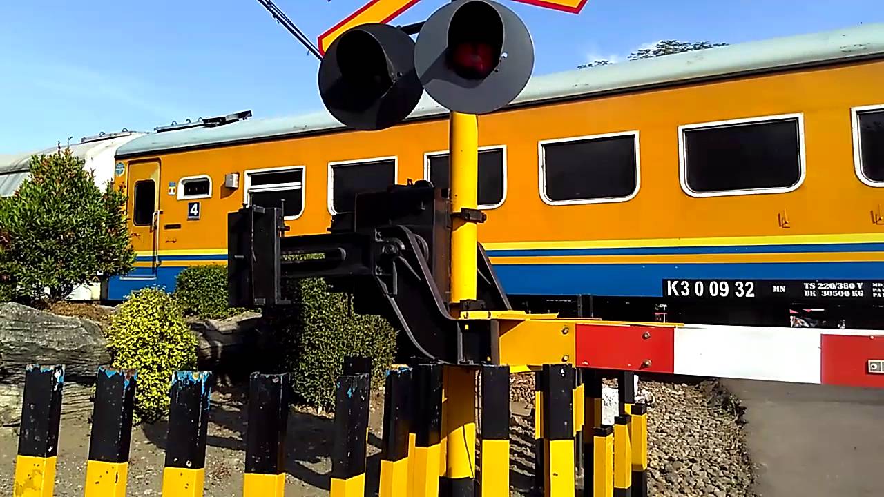 Kereta Api Kahuripan Palang Pintu Kereta Api Nganjuk YouTube