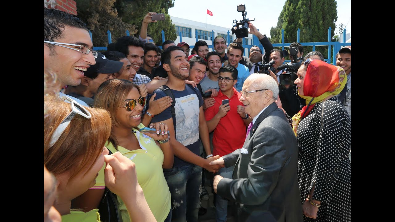 زيارة رئيس الجمهورية  لأحد المعاهد الثانوية بقرطاج  بمناسبة إنطلاق امتحانات الباكالوريا