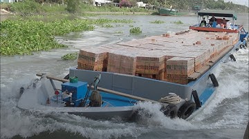 Pha Tăng Tốc Nghẹt Thở Của Sà Lan Chở Gạch Vượt Cống