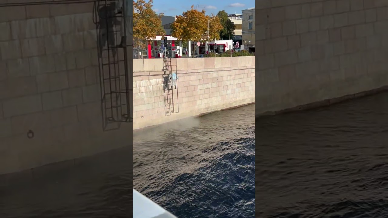 Как чистят набережную Невы