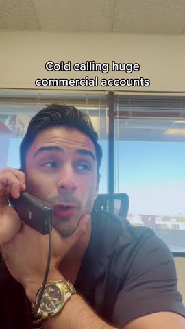 Chris The Insurance Guy leaving a voicemail for a commercial prospect