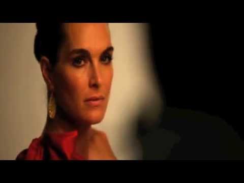 Video: Brooke Shields Stämmer Med Sminkmärket Charlotte Tilbury