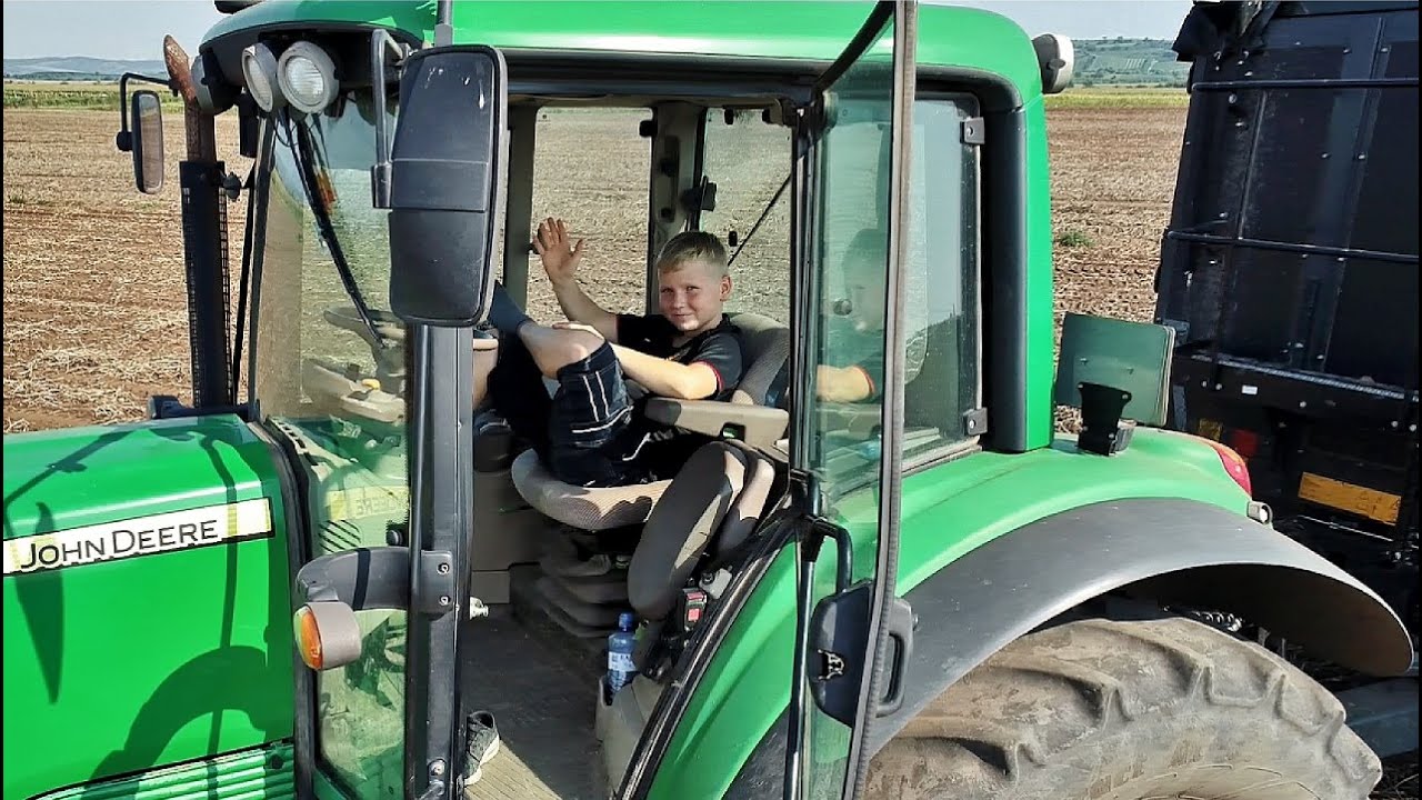 Children's tractor John Derre 5125R ? Driver 10 year old Grimme EVO 280 ...