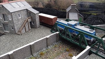 Compact Budget Oval Model Railway/ Railroad Layout Part Two Backscene and Hills