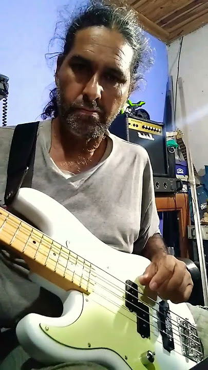 LOVE WALKS IN VAN HALEN COVER BASS #SHORTS