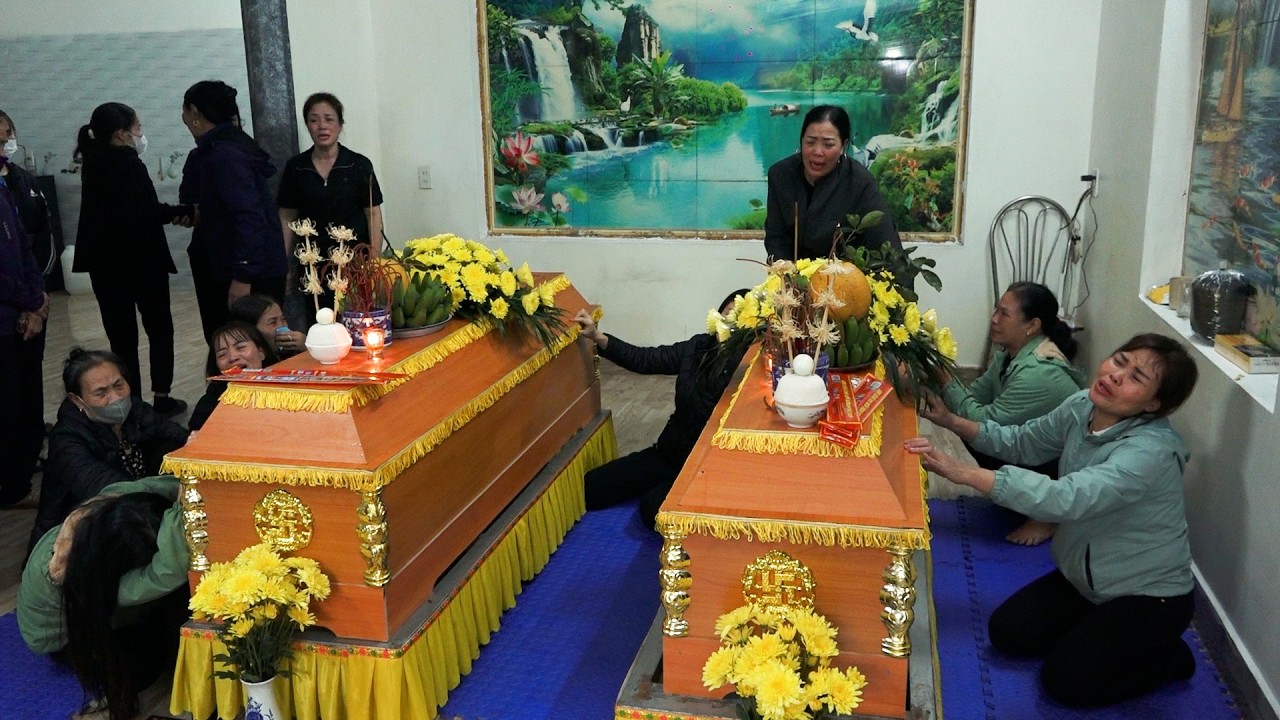 Xúc động khoảnh khắc các con đột ngột mất cả cha và mẹ.