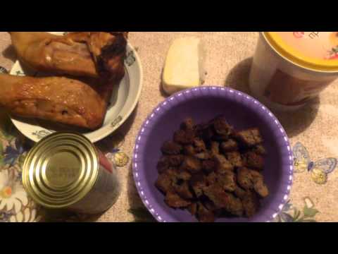 Видео рецепт Салат с копченой курицей и сухариками