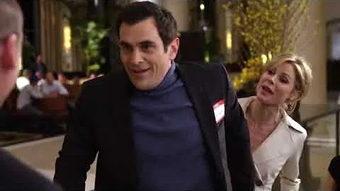 Modern Family 1x15 - Claire's coat gets stuck in the escalator