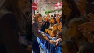 Los Reyes, la Princesa de Asturias y la Infanta Sofía con los vecinos de Oviedo