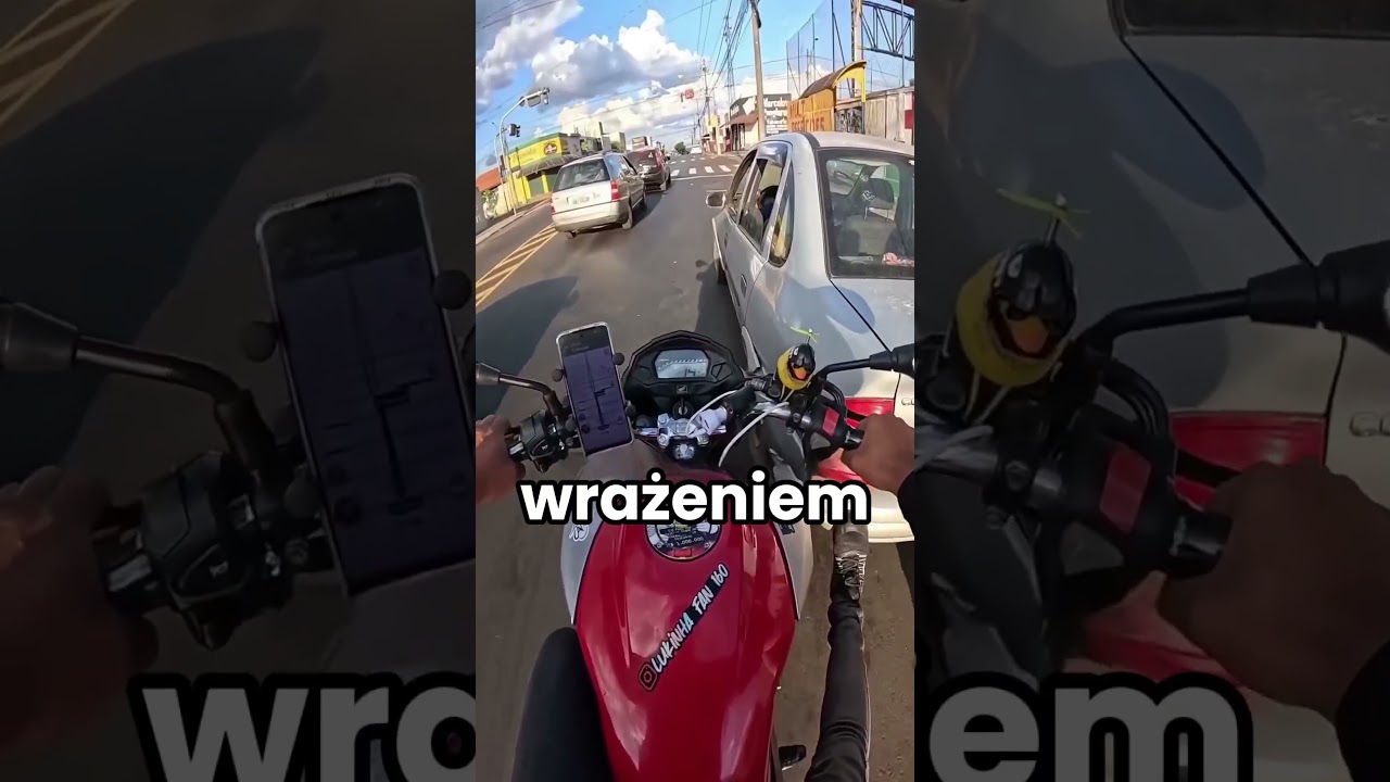 Motocyklista Popchnął Auto Trochę za Daleko!