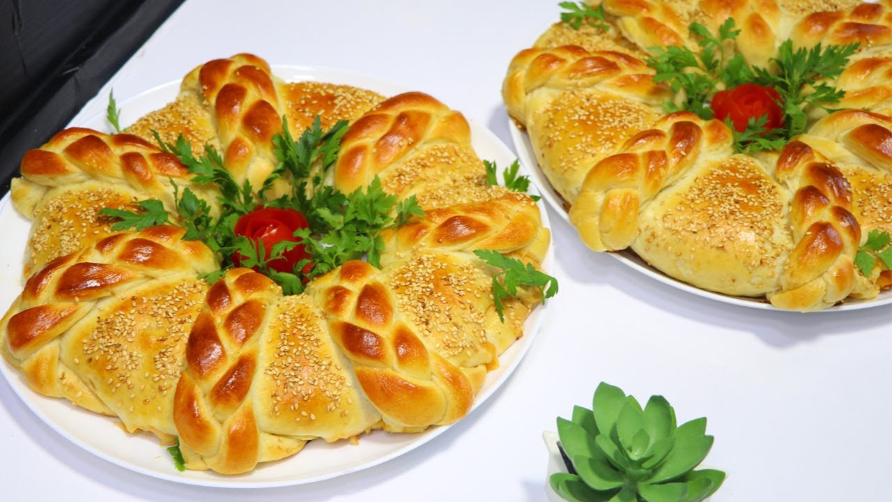 فطيرة البيتزا الذهبية بعجينة أسفنجية قطنية مع طريقة تشكيل مميزة وسهله الذ بيتزا بطريقة جديدة مع رباح