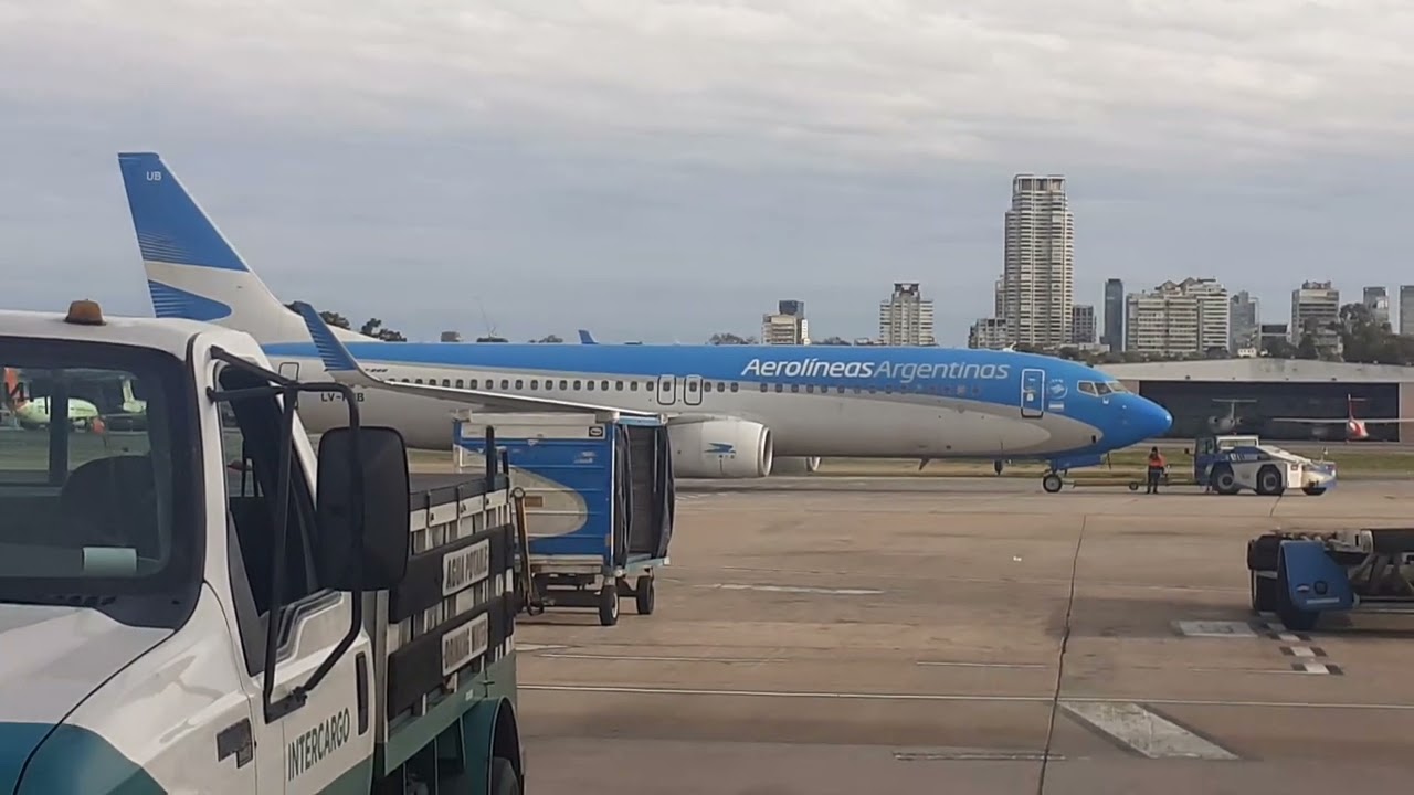Remolque de Boeing 737 800 AA LV-FUB de plataforma sur para taxear a cabecera pista 13