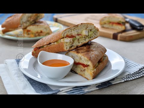 Video: Cum Se Fac Sandvișuri Fierbinți Chippollino