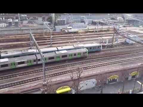 E235系山手線外回りとE233系1000番台の併走バトル