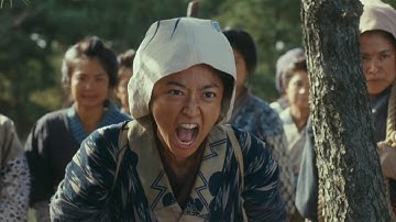 井上真央、日焼けで真っ黒！　男たちに飛びかかる　主演映画「大コメ騒動」特報が公開