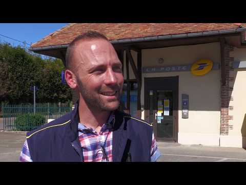 Miniature de la vidéo Mickaël Facteur Guichetier à La Poste un lien essentiel avec les Français
