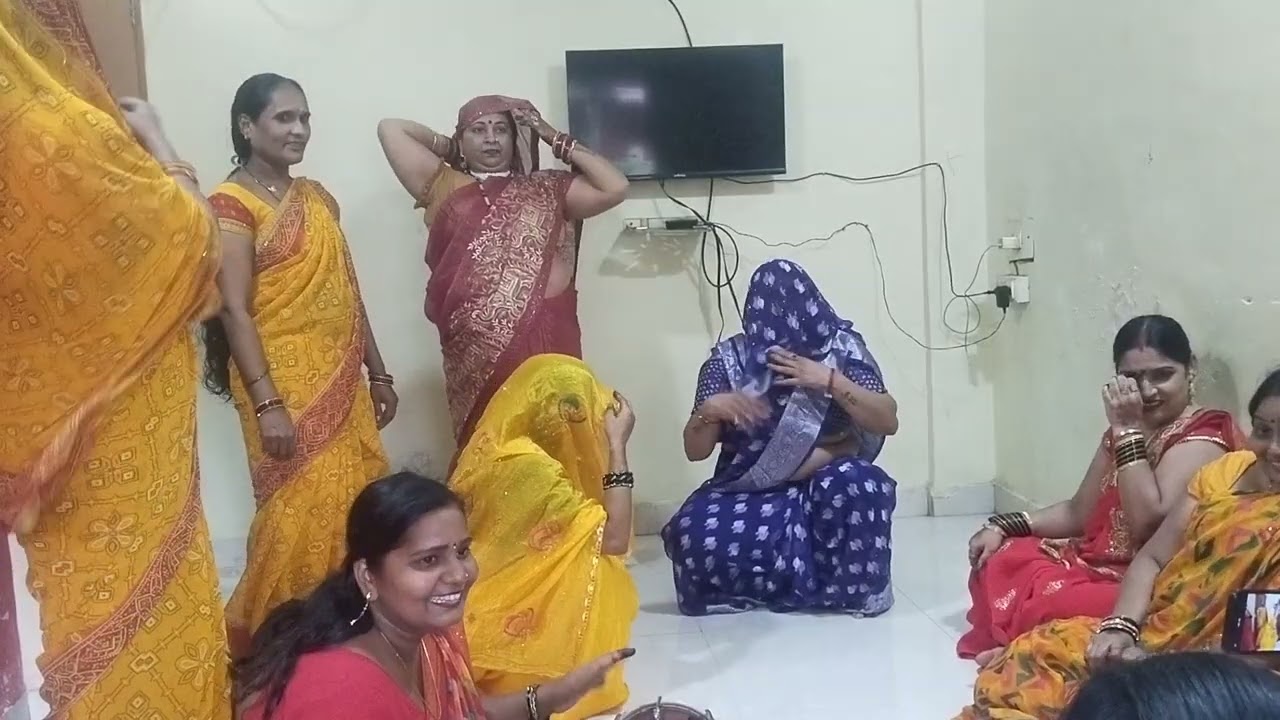 सहेलियों से मिले 😂 और नाच के साथ कोमेडी भी हो गई 🤣 कमेंट करिए केसा लगा #rekha_yadav_official 