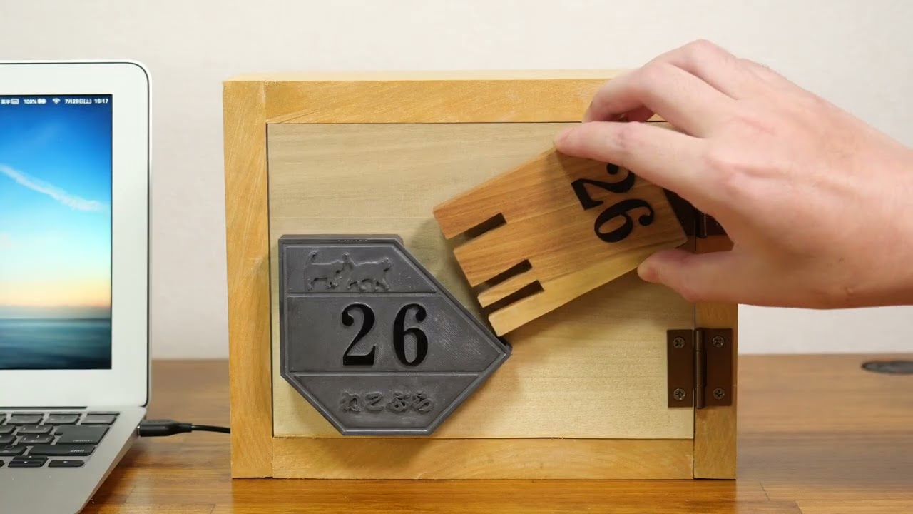 銭湯にある下駄箱の鍵をガジェット化！ ⼀瞬でパソコンがロックできる