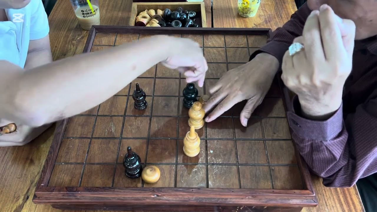 អូសក្រឡាដល់ណាទៀតណុង រវាង និស្សិតផ្ដាច់សង្ខារ គ្រូខេង (ខ្មៅ) ប៉ះជាមួយ ពូ រដ្ឋា ទិញអាគុយខូចៗ (ស) !