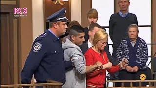картинка: С ПОЗОРОМ ВЫВЕЛИ В НАРУЧНИКАХ ИЗ ЗАЛА СУДА! СУДЕБНЫЕ ДЕЛА НОВЫЕ СЕРИИ. СУДОВІ СПРАВИ ЗЛОЧИН І КАРА