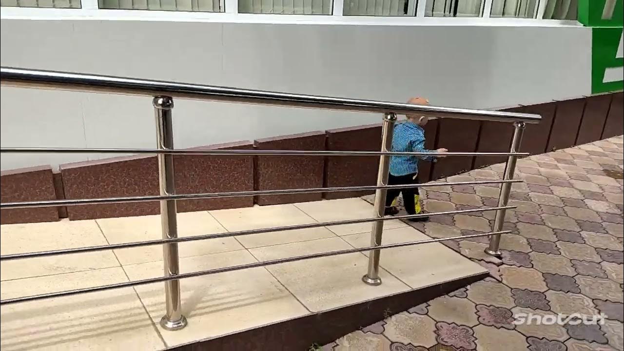 Фото Черный кот наблюдает за золотой рыбкой