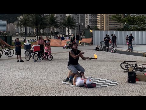 O Victor em um espetáculo em Santos