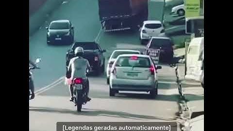 Caminhão com excesso de carga acaba tombando